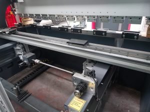 Pressa piegatrice idraulica XL 3020×100 Ton CNC Esa 875 Nr.4 Assi controllati: Y1-Y2-X-R
