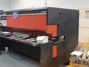 Cesoia a ghigliottina idraulica Schiavi mod.GH 630/A - 3000x6 mm